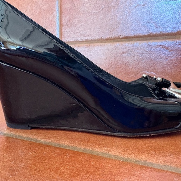 Stuart Weitzman Black Patent Leather Wedge Pumps w/ Silver Buckle – Size 8.5 - Picture 2 of 6